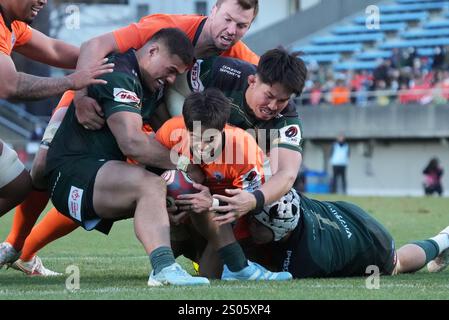 Spears’ Shinobu Fujiwara und Verblitz’s Kazuki Himeno während des Spiels 2024-25 in der Japan Rugby League One zwischen Kubota Spears Funabashi Tokyo-Bay und Toyota Verblitz im Prince Chichibu Memorial Stadium in Tokio, Japan am 22. Dezember 2024. Quelle: FAR EAST PRESS/AFLO/Alamy Live News Stockfoto