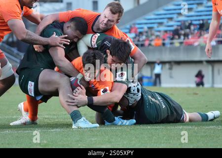Spears’ Shinobu Fujiwara und Verblitz’s Kazuki Himeno während des Spiels 2024-25 in der Japan Rugby League One zwischen Kubota Spears Funabashi Tokyo-Bay und Toyota Verblitz im Prince Chichibu Memorial Stadium in Tokio, Japan am 22. Dezember 2024. Quelle: FAR EAST PRESS/AFLO/Alamy Live News Stockfoto