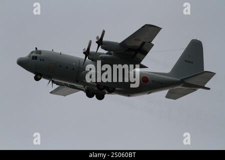 Ein Lockheed C-130R Hercules Militär-Transportflugzeug mit der japanischen Maritime Self Defence Force (JMSDF), das in der Nähe des Luftstützpunkts NAF Atsugi flog. Japan Stockfoto