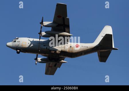 Ein Lockheed C-130R Hercules Militär-Transportflugzeug mit der japanischen Maritime Self Defence Force (JMSDF), das in der Nähe des Luftstützpunkts NAF Atsugi flog. Japan Stockfoto