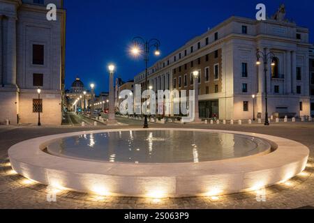 Vatikan, Vatikan. Dezember 2024. Blick auf den Petersdom von der neuen Fußgängerzone der Piazza Pia am ersten Morgen des Jubiläums 2025. Der erste Sonnenaufgang des Jubiläums 2025: „Der Pilgerweg“ ist bereit, die Gläubigen willkommen zu heißen, die die Reise zum Kreuz der Heiligen Pforte im Petersdom im Vatikan folgen werden. Gestern Abend führte Papst Franziskus den Ritus der Öffnung der Heiligen Pforte im Petersdom im Vatikan durch und begann damit das Heilige Jahr. Quelle: SOPA Images Limited/Alamy Live News Stockfoto