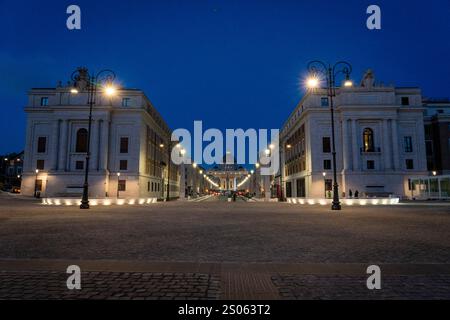 Vatikan, Vatikan. Dezember 2024. Blick auf den Petersdom von der neuen Fußgängerzone der Piazza Pia am ersten Morgen des Jubiläums 2025. Der erste Sonnenaufgang des Jubiläums 2025: „Der Pilgerweg“ ist bereit, die Gläubigen willkommen zu heißen, die die Reise zum Kreuz der Heiligen Pforte im Petersdom im Vatikan folgen werden. Gestern Abend führte Papst Franziskus den Ritus der Öffnung der Heiligen Pforte im Petersdom im Vatikan durch und begann damit das Heilige Jahr. Quelle: SOPA Images Limited/Alamy Live News Stockfoto