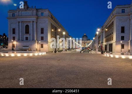 Vatikan, Vatikan. Dezember 2024. Blick auf den Petersdom von der neuen Fußgängerzone der Piazza Pia am ersten Morgen des Jubiläums 2025. Der erste Sonnenaufgang des Jubiläums 2025: „Der Pilgerweg“ ist bereit, die Gläubigen willkommen zu heißen, die die Reise zum Kreuz der Heiligen Pforte im Petersdom im Vatikan folgen werden. Gestern Abend führte Papst Franziskus den Ritus der Öffnung der Heiligen Pforte im Petersdom im Vatikan durch und begann damit das Heilige Jahr. (Foto: Stefano Costantino/SOPA Images/SIPA USA) Credit: SIPA USA/Alamy Live News Stockfoto