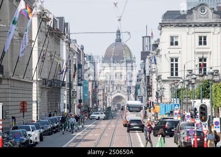 Rue Royale/Koningsstraat Straße und eklektischer Stil (neo-romanische, neo-gotische, byzantinische und römische Elemente) Eglise Royale Sainte Marie/Koninklijke Stockfoto