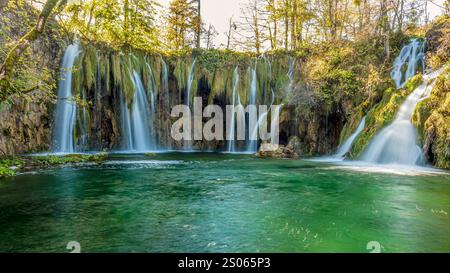 Die Landschaft des Wasserfalls im Nationalpark Plitvicer Seen an einem sonnigen Herbsttag. Foto am 21. Oktober 2024 im Plitvicer Seen National Par Stockfoto