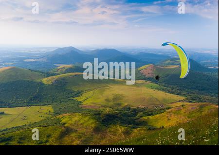 Frankreich, Puy-de-Dome (63), Chaines des Puys, Le Traversin, Puy Pariou und Puy des Goules, Blick von der Spitze des ehemaligen Puy-de-Dome Vulkans Stockfoto