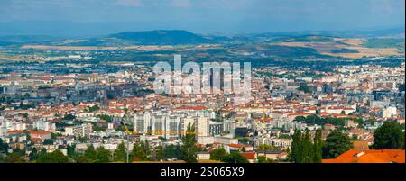 Frankreich, Puy-de-Dome (63), Stadt Clermont-Ferrand, im Hintergrund die Kathedrale ND de l'Assomption und das Zentrum, im Vordergrund Fontgiève (le Stockfoto