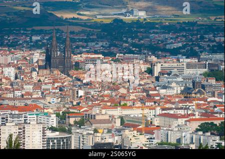 Frankreich, Puy-de-Dome (63), Stadt Clermont-Ferrand, im Hintergrund die Kathedrale ND de l'Assomption und das Zentrum, im Vordergrund Fontgiève und Stockfoto