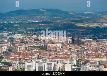Frankreich, Puy-de-Dome (63), Stadt Clermont-Ferrand, im Hintergrund die Kathedrale ND de l'Assomption und das Zentrum, im Vordergrund Fontgiève, VI Stockfoto