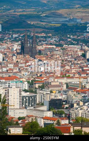 Frankreich, Puy-de-Dome (63), Stadt Clermont-Ferrand, im Hintergrund die Kathedrale ND de l'Assomption und das Zentrum, im Vordergrund Fontgiève, VI Stockfoto