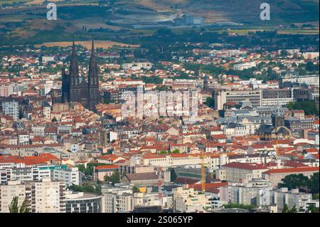 Frankreich, Puy-de-Dome (63), Stadt Clermont-Ferrand, im Hintergrund die Kathedrale ND de l'Assomption und das Zentrum, im Vordergrund Fontgiève (le Stockfoto