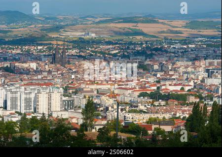 Frankreich, Puy-de-Dome (63), Stadt Clermont-Ferrand, im Hintergrund die Kathedrale ND de l'Assomption und das Zentrum, im Vordergrund Fontgiève (le Stockfoto