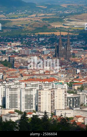 Frankreich, Puy-de-Dome (63), Stadt Clermont-Ferrand, im Hintergrund die Kathedrale ND de l'Assomption und das Zentrum, im Vordergrund Fontgiève, VI Stockfoto