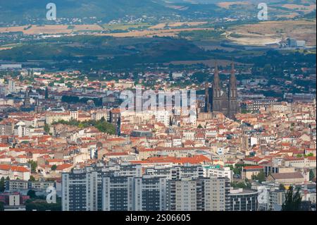Frankreich, Puy-de-Dome (63), Stadt Clermont-Ferrand, im Hintergrund die Kathedrale ND de l'Assomption und das Zentrum, im Vordergrund Fontgiève, VI Stockfoto