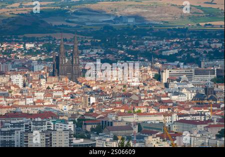 Frankreich, Puy-de-Dome (63), Stadt Clermont-Ferrand, im Hintergrund die Kathedrale ND de l'Assomption und das Zentrum, im Vordergrund Fontgiève (le Stockfoto
