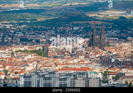 Frankreich, Puy-de-Dome (63), Stadt Clermont-Ferrand, im Hintergrund die Kathedrale ND de l'Assomption und das Zentrum, im Vordergrund Fontgiève, VI Stockfoto