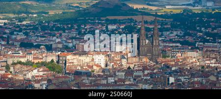Frankreich, Puy-de-Dome (63), Stadt Clermont-Ferrand, im Hintergrund die Kathedrale ND de l'Assomption und das Zentrum, im Vordergrund Fontgiève, VI Stockfoto