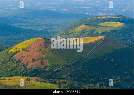 Frankreich, Puy-de-Dome (63), Chaines des Puys, Puy Pariou und Puy des Goules, Blick von der Spitze des ehemaligen Vulkans Puy-de-Dome Stockfoto