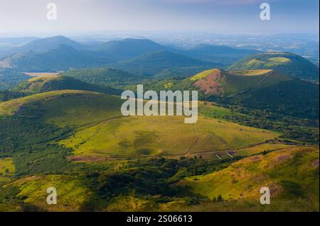 France, Puy-de-Dome (63), Chaines des Puys, Petit Puy-de-Dome, le Traversin, Puy Pariou und Puy des Goules, Blick vom Gipfel des ehemaligen Puy-de-Dom Stockfoto