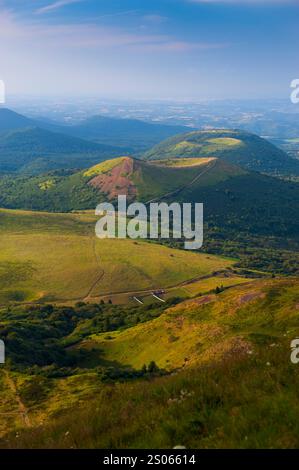 France, Puy-de-Dome (63), Chaines des Puys, Petit Puy-de-Dome, le Traversin, Puy Pariou und Puy des Goules, Blick vom Gipfel des ehemaligen Puy-de-Dom Stockfoto