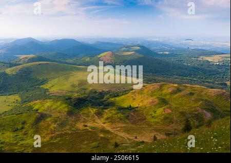 France, Puy-de-Dome (63), Chaines des Puys, Petit Puy-de-Dome, le Traversin, Puy Pariou und Puy des Goules, Blick vom Gipfel des ehemaligen Puy-de-Dom Stockfoto