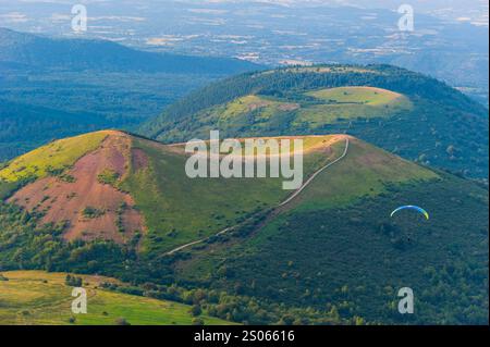 Frankreich, Puy-de-Dome (63), Chaines des Puys, Puy Pariou und Puy des Goules, Blick von der Spitze des ehemaligen Vulkans Puy-de-Dome Stockfoto