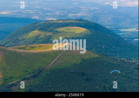 Frankreich, Puy-de-Dome (63), Chaines des Puys, Puy Pariou und Puy des Goules, Blick von der Spitze des ehemaligen Vulkans Puy-de-Dome Stockfoto