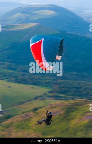 Frankreich, Puy-de-Dome (63), Chaines des Puys, Gleitschirmflieger auf den Hängen des Gipfels des ehemaligen Puy-de-Dome Vulkans Stockfoto