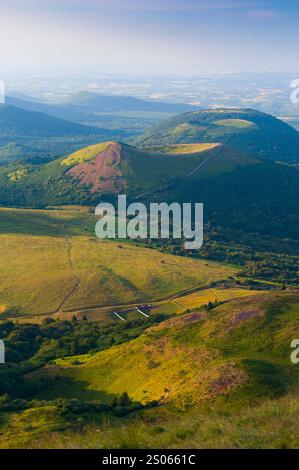 France, Puy-de-Dome (63), Chaines des Puys, Petit Puy-de-Dome, le Traversin, Puy Pariou und Puy des Goules, Blick vom Gipfel des ehemaligen Puy-de-Dom Stockfoto