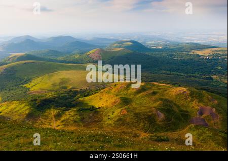 Frankreich, Puy-de-Dome (63), Chaines des Puys, Petit Puy-de-Dome, Blick von der Spitze des ehemaligen Puy-de-Dome Vulkans Stockfoto