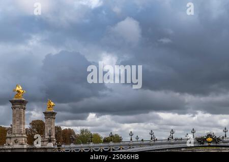 Die Brücke Pont Alexandre III in Paris, Frankreich, unter einem malerischen Himmel Stockfoto