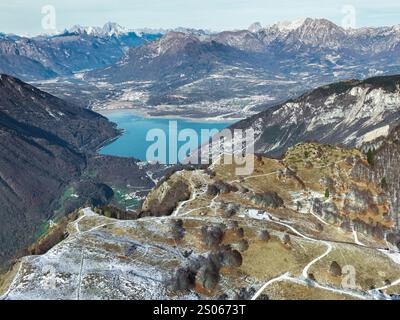 Monte Pizzoc panoramica aerea dall'alto sulle dolomiti durante giornata di Sole e cielo terso con vista sul Lago di Santa Croce Stockfoto