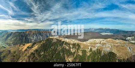 Monte Pizzoc panoramica aerea dall'alto sulle dolomiti durante giornata di Sole e cielo terso Stockfoto