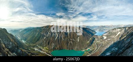 Monte Pizzoc panoramica aerea dall'alto sulle dolomiti durante giornata di Sole e cielo terso con vista sul Lago di Santa Croce Stockfoto