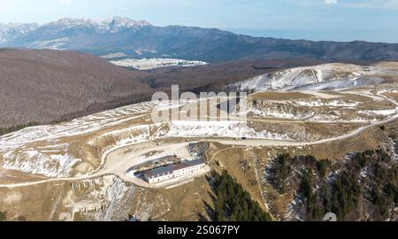 Monte Pizzoc panoramica aerea dall'alto sulle dolomiti durante giornata di Sole e cielo terso Stockfoto