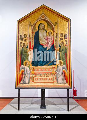 Florenz Toskana Italien. Uffizien. Giotto. Madonna thronte mit Engeln und Heiligen Stockfoto