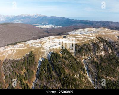 Monte Pizzoc panoramica aerea dall'alto sulle dolomiti durante giornata di Sole e cielo terso Stockfoto