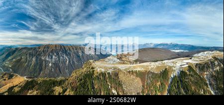 Monte Pizzoc panoramica aerea dall'alto sulle dolomiti durante giornata di Sole e cielo terso Stockfoto