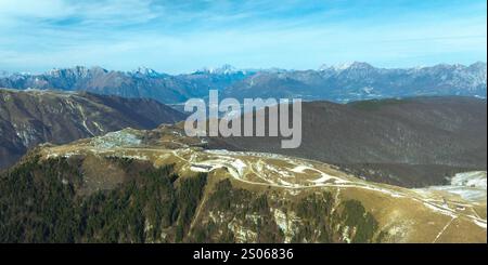 Monte Pizzoc panoramica aerea dall'alto sulle dolomiti durante giornata di Sole e cielo terso Stockfoto