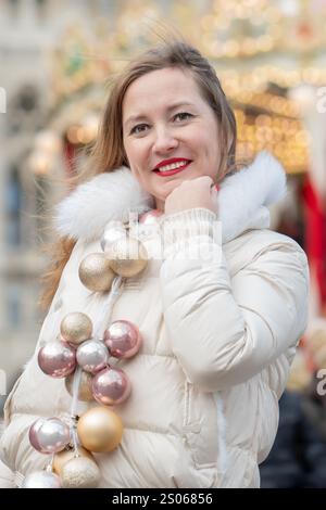 Schöne Frau 30-35 Jahre alt auf der Silvesterparty. Stockfoto