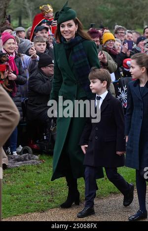 (Von links nach rechts) die Prinzessin von Wales und Prinz Louis und Prinzessin Charlotte, die am Weihnachtsfeiertag in der St. Mary Magdalene Church in Sandringham, Norfolk, teilnehmen. Bilddatum: Mittwoch, 25. Dezember 2024. Stockfoto