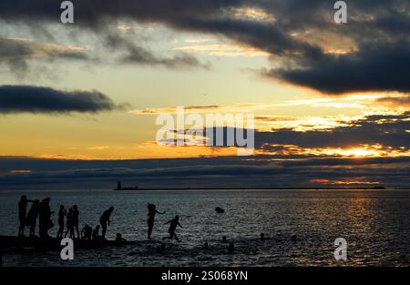 Die Menschen nehmen an der jährlichen Wohltätigkeitsorganisation Clontarf Yacht and Boat Club Christmas Swim in Dublin Teil, die den RNLI unterstützt. Bilddatum: Mittwoch, 25. Dezember 2024. Stockfoto