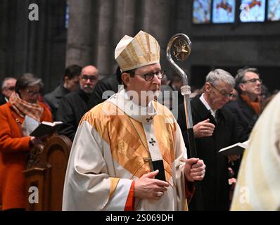 Köln, Deutschland. Dezember 2024. Kardinal Rainer Maria Woelki, Erzbischof von Köln, nimmt an der Weihnachtsmesse im Dom Teil. Quelle: Roberto Pfeil/dpa/Alamy Live News Stockfoto