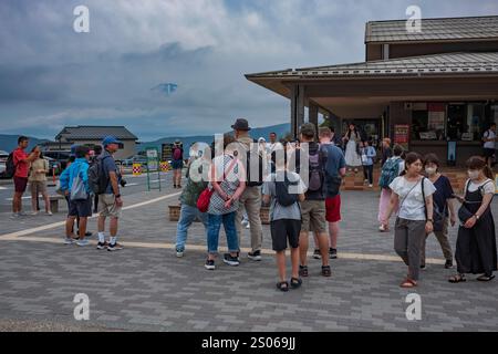 Fuji Hakone-Izu-Nationalpark, Japan, 17. Juni 2024: Touristen erkunden den Berg Fugi, entlang des Mt. Komagatake Seilbahn an einem bewölkten Sommertag. Das Attribut Stockfoto