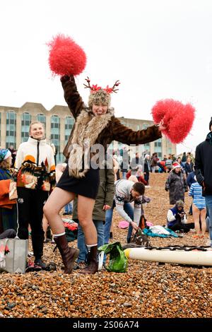 Brighton Beach, Stadt Brighton & Hove, East Sussex, Großbritannien. Dies ist das jährliche Schwimmen am Weihnachtstag am Brighton Beach, wo Hunderte von Brightons Einwohnern und Besuchern am Weihnachtstag den kalten Temperaturen des Ärmelkanals trotzen, um zu feiern. Dezember 2024. David Smith/Alamy Stockfoto