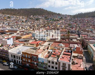 Pachuca de Soto, aus der Vogelperspektive auf die Plaza de la Constitucion mit farbenfrohen Häusern im Zentrum von Pachuca, Hidalgo Stockfoto