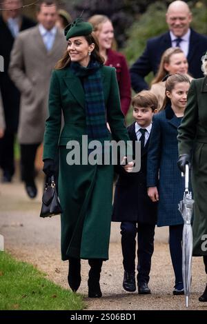 Die Prinzessin von Wales, Prinz Louis und Prinzessin Charlotte, die am Weihnachtsfeiertag in der St. Mary Magdalene Church in Sandringham, Norfolk, teilnehmen. Bilddatum: Mittwoch, 25. Dezember 2024. Stockfoto
