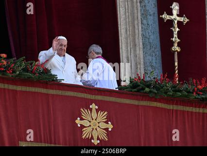 Papst Franziskus überbringt seine Weihnachtsbotschaft URBI et Orbi (an die Stadt und die Welt) vom zentralen Balkon des Petersdoms im Vatikan am 25. Dezember 2024. Foto von Eric Vandeville /ABACAPRESS. COM Credit: Abaca Press/Alamy Live News Stockfoto