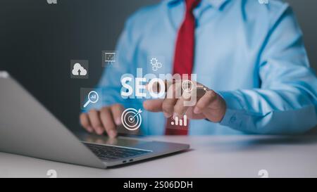 Suchmaschinenoptimierungskonzept für SEO. Geschäftsmann, der einen Computer zur Analyse benutzt. SEO Suchmaschinenoptimierung Marketing Ranking Traffic Website in Stockfoto