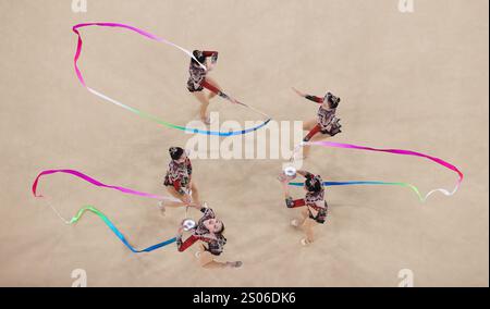 Peking, China. August 2024. Am Ende des Sportkalenders hat die Nachrichtenagentur Xinhua die zehn besten chinesischen Athleten/Teams für 2024 ausgewählt. 4. China rhythmisches Gymnastikteam Chinas rhythmisches Gymnastikteam holte bei den Olympischen Spielen in Paris seine erste Olympische Goldmedaille mit 69,800 Punkten im Gruppenallround-Finale. Diese Datei, die am 10. August 2024 aufgenommen wurde, zeigt Athleten des Teams China, die während des Gruppenfinales der rhythmischen Gymnastik bei den Olympischen Spielen 2024 in Paris, Frankreich, antreten. Guo Yu/Xinhua/Alamy Live News Stockfoto